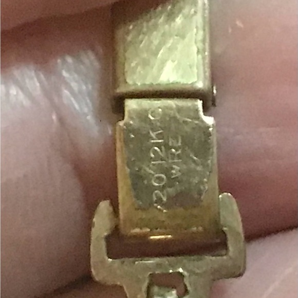 We Richard: Symmetrical scroll about/approximately 7” inches gold tone.bracelet - Picture 4 of 6